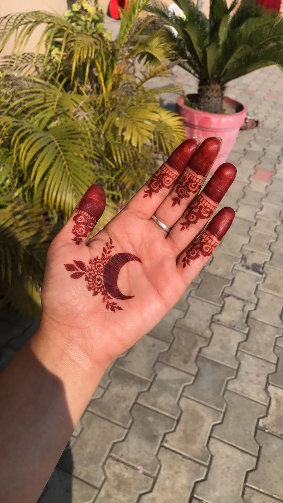 Aesthetic Arabic Finger Mehndi Design with Bel and Gol Tikki for Eid