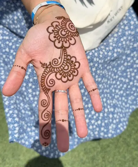 aesthetic arabic bel front hand mehndi design