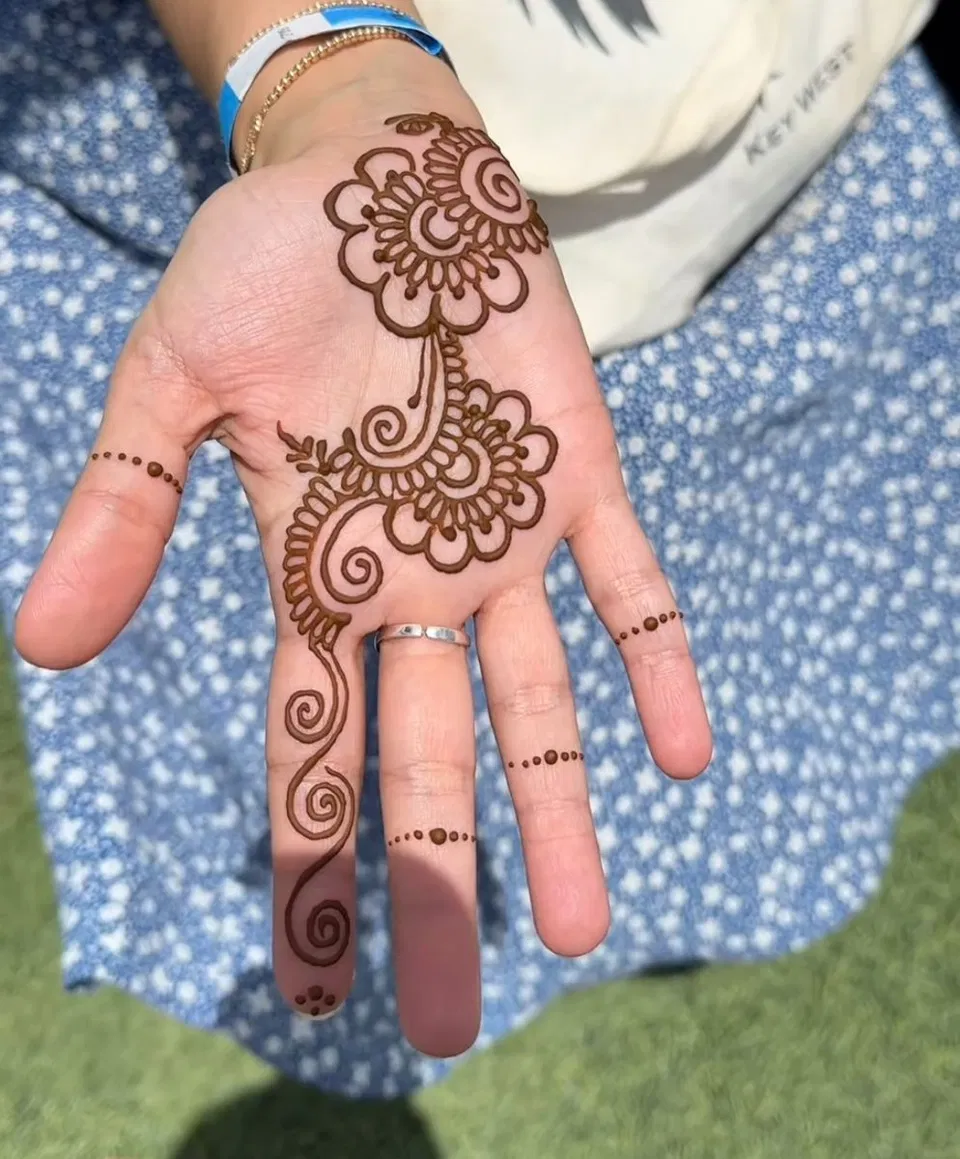 Aesthetic Arabic Front Hand Mehndi Design with Bel (5)