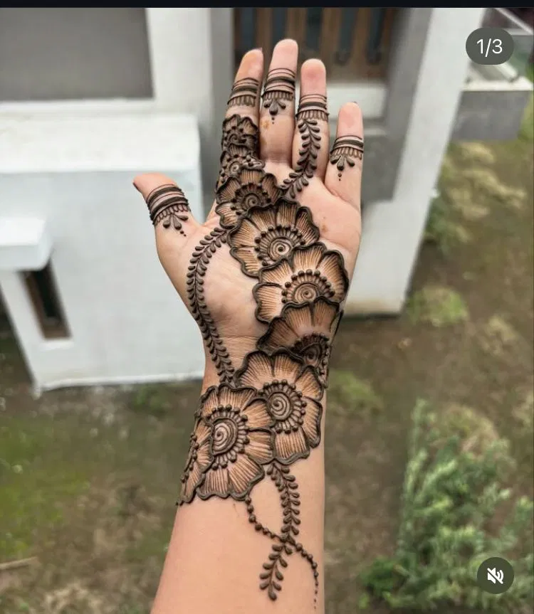 Arabic Simple Front Hand Mehndi Design with Flowers (5)