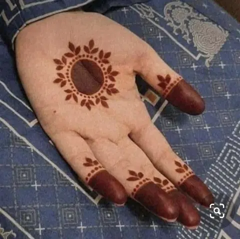 aesthetic arabic circle finger mehndi design