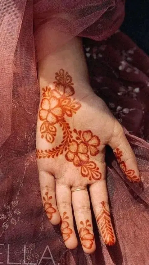 aesthetic arabic bel front hand mehndi design