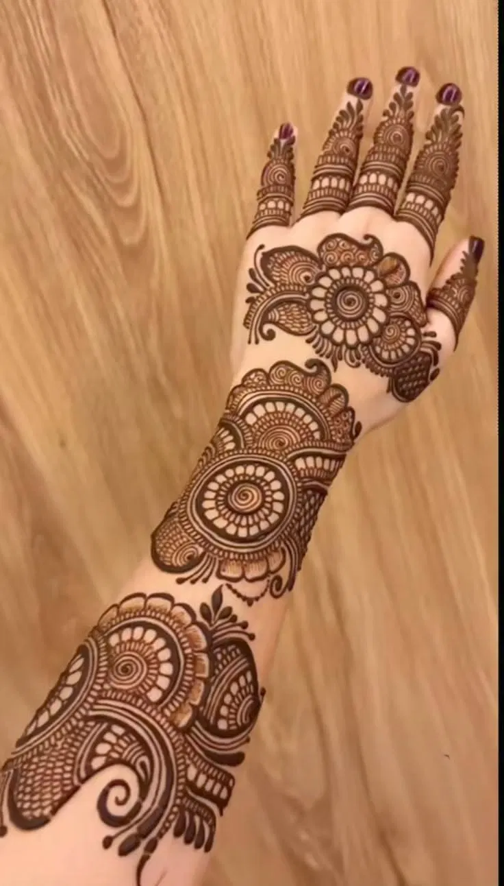 Arabic Bridal Front Hand Mehndi Design with Gol Tikki (4)