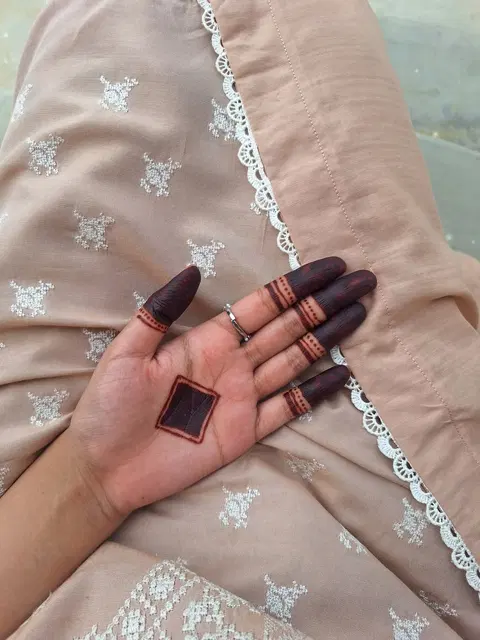 aesthetic minimal jaal finger mehndi design