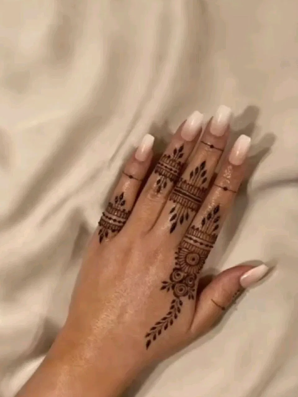 Minimal Simple Back Hand Mehndi Design (9)