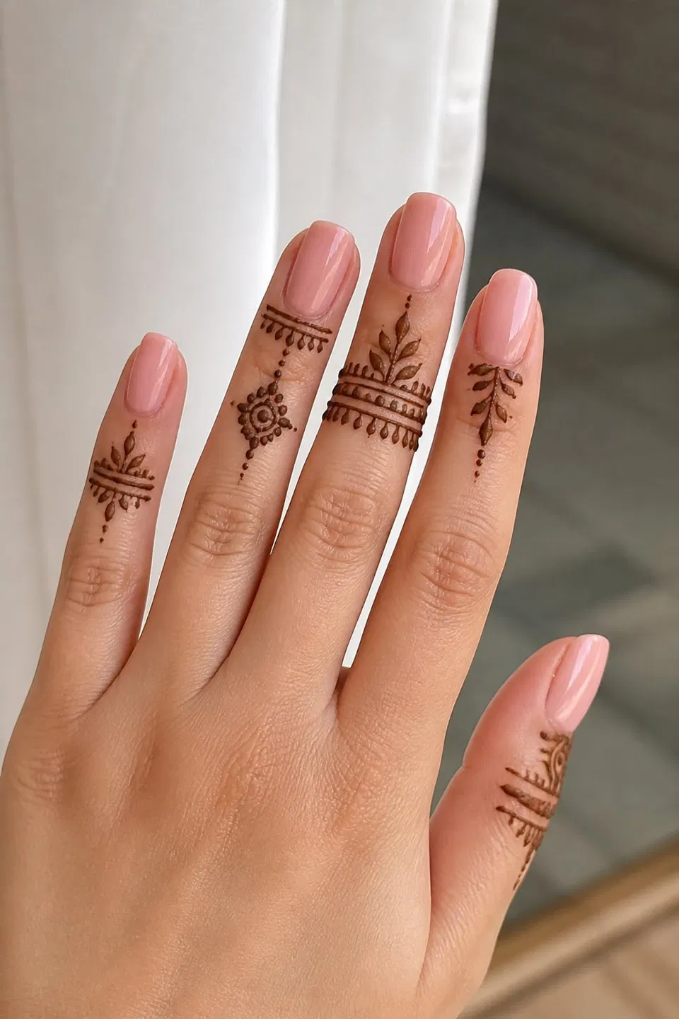 Minimal Simple Back Hand Mehndi Design (10)