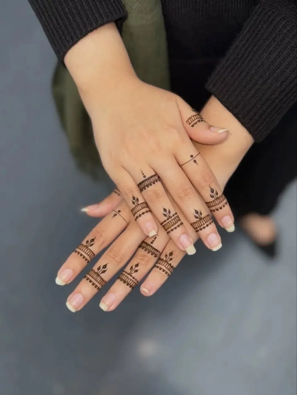 Aesthetic Minimal Back Hand Mehndi Design (22)