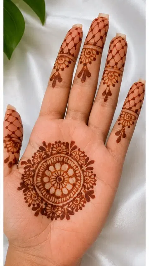simple stylish circle front hand mehndi design