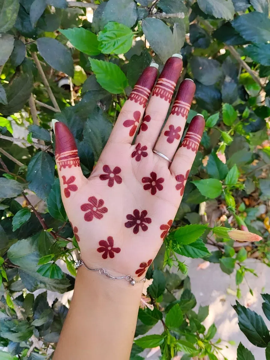 Aesthetic Arabic Finger Mehndi Design with Flowers, Jaal and Hidden Name