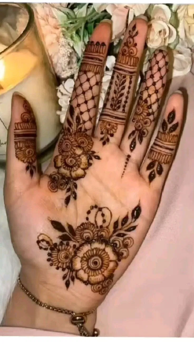 Aesthetic Minimal Finger Mehndi Design with Gol Tikki and Flowers for Eid (3)