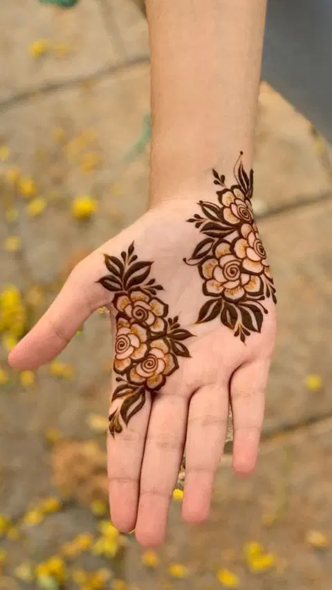 aesthetic arabic circle finger mehndi design