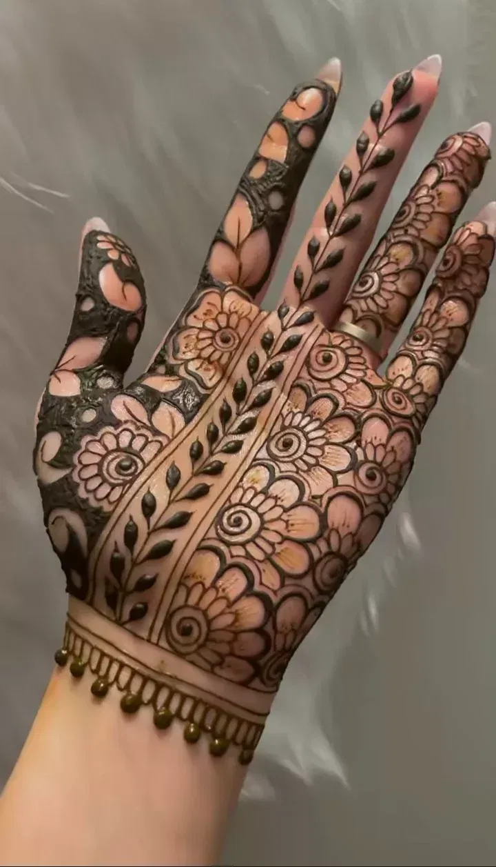 Aesthetic Arabic Front Hand Mehndi Design with Flowers (13)