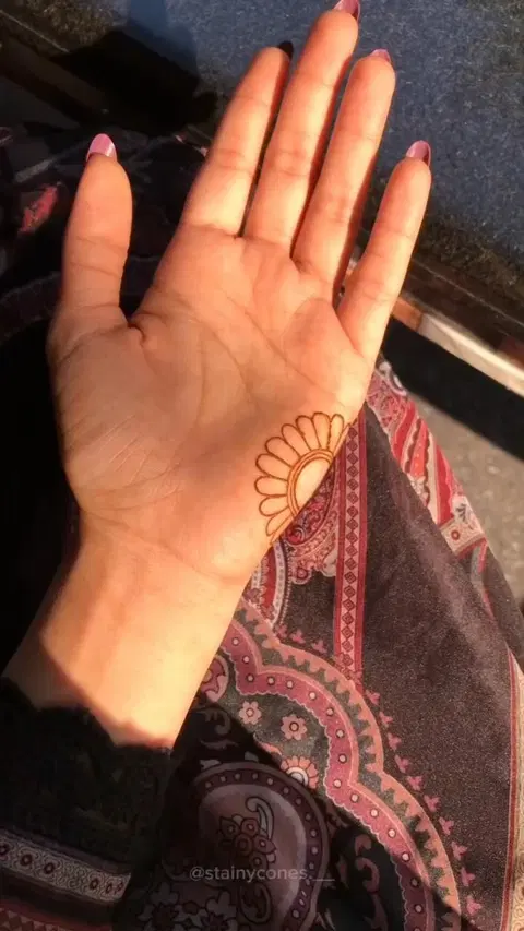aesthetic simple flower front hand mehndi design