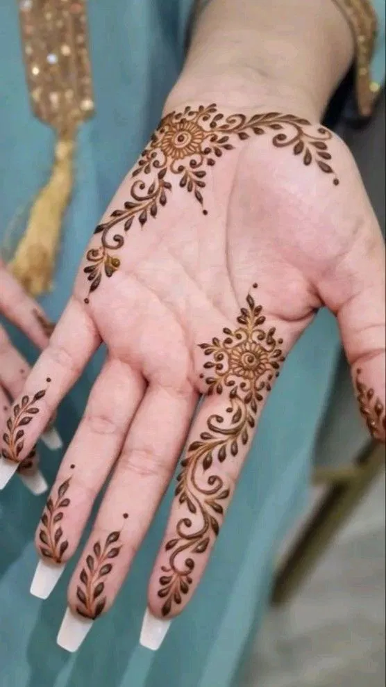 Aesthetic Minimal Finger Mehndi Design with Gol Tikki and Flowers (4)