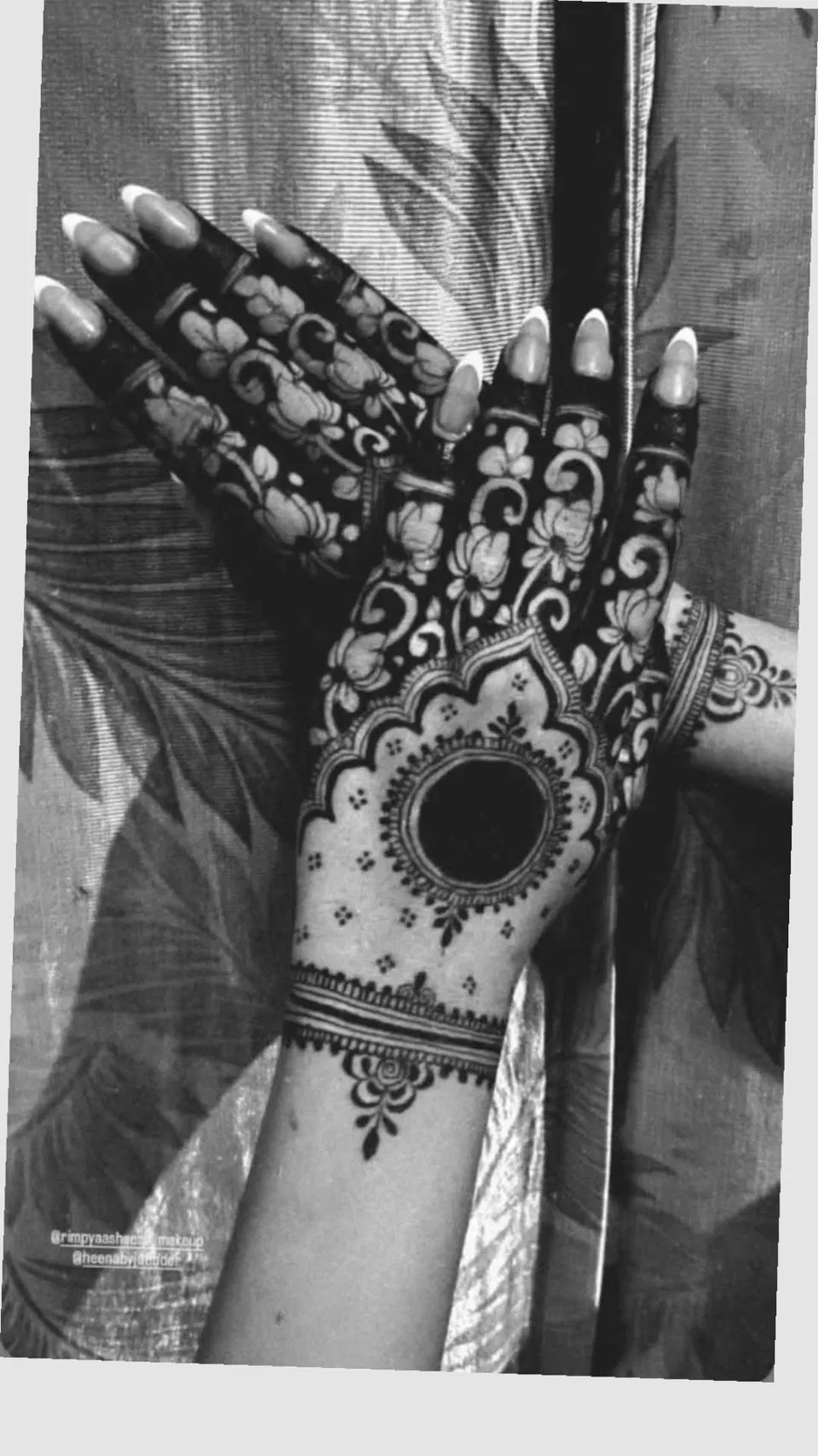 Easy Aesthetic Indian Front Hand Mehndi Design with Gol Tikki