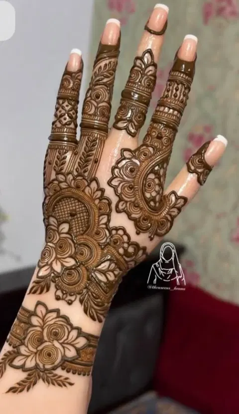 bridal stylish circle back hand mehndi design