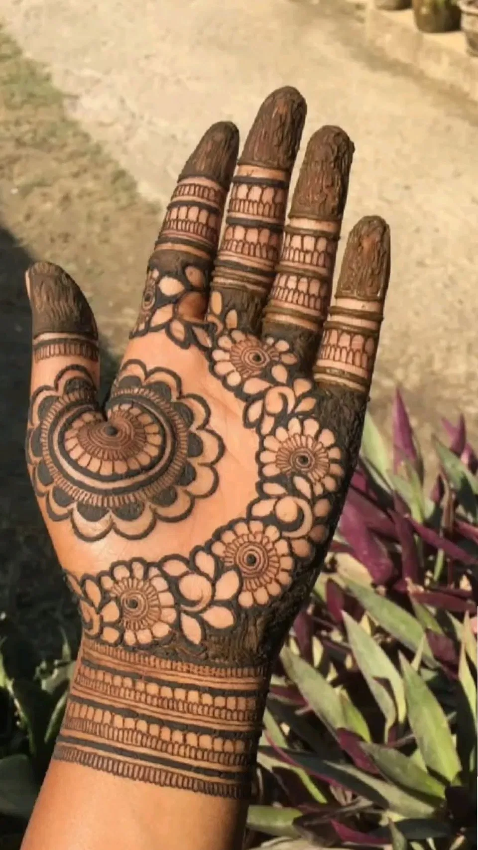 Bridal Finger Mehndi Design with Gol Tikki and Flowers