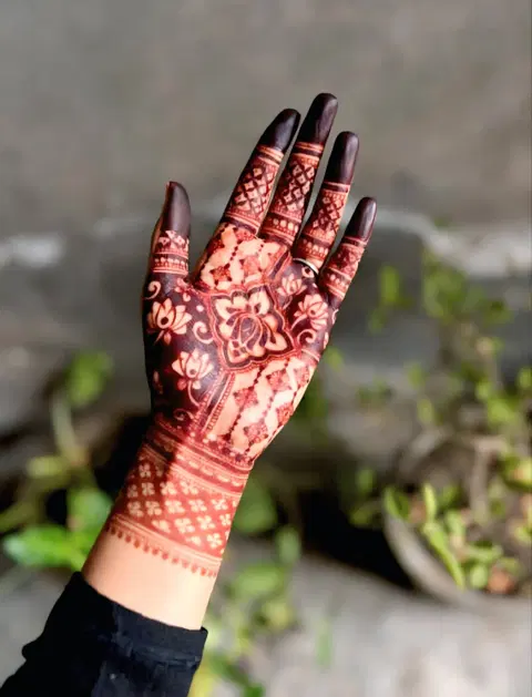bridal stylish circle front hand mehndi design