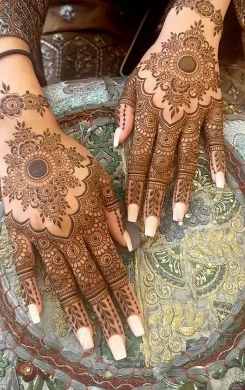 aesthetic bridal circle back hand mehndi design