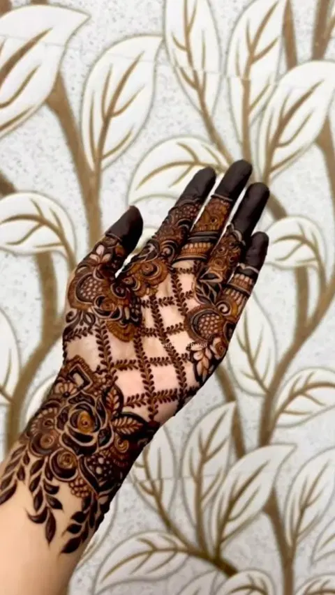 aesthetic arabic front hand mehndi design