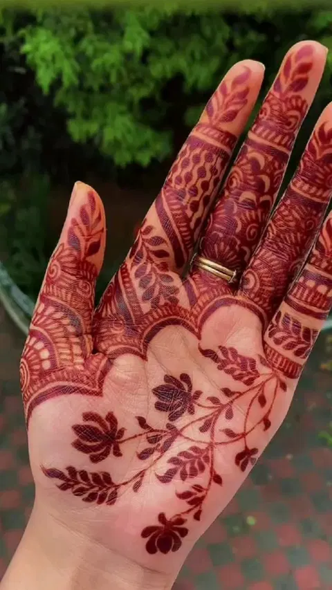 aesthetic arabic circle finger mehndi design