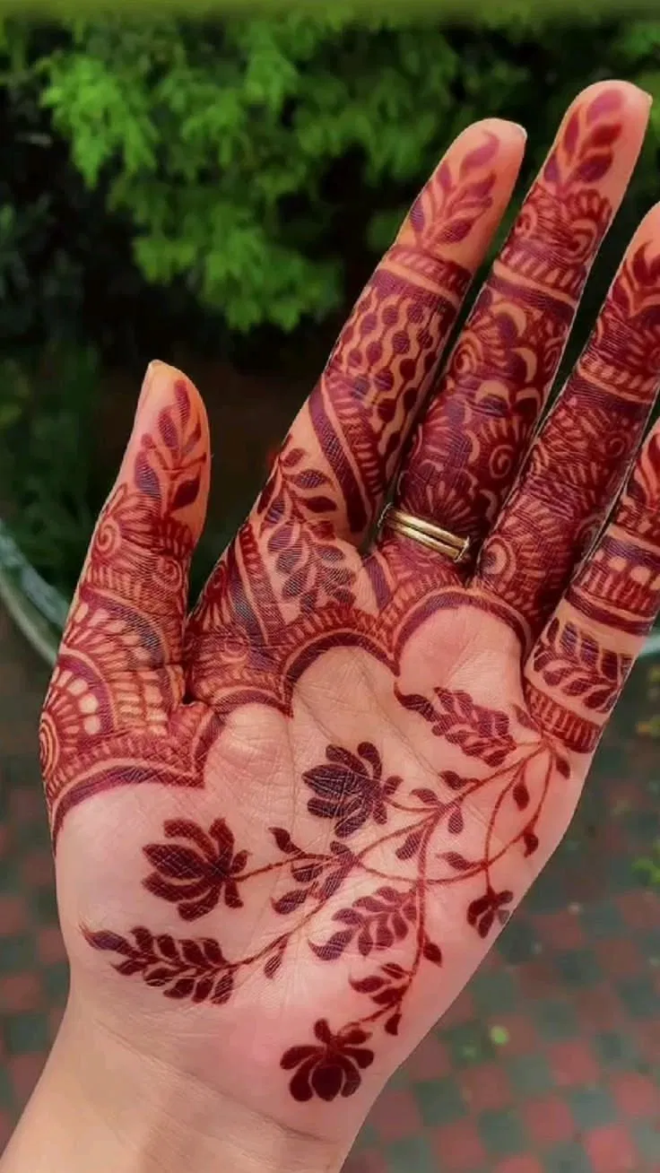 Aesthetic Arabic Finger Mehndi Design with Gol Tikki, Flowers and Lotus for Sawan (12)