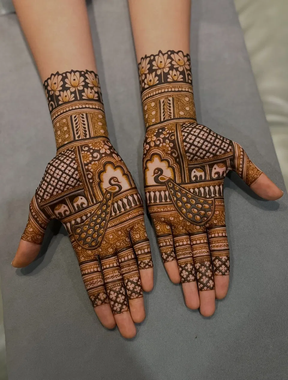 Aesthetic Bridal Front Hand Mehndi Design with Figures for Engagement (7)