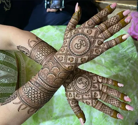 bridal circle back hand mehndi design