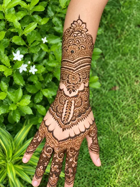 back hand mehndi design