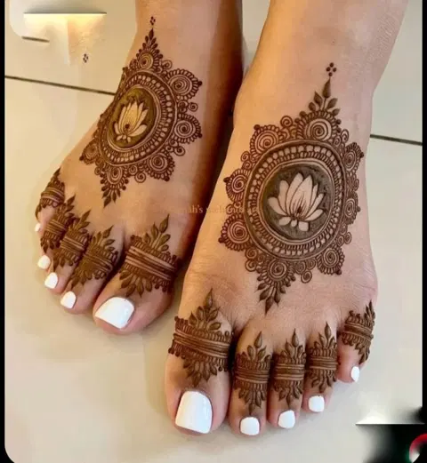 circle foot mehndi design