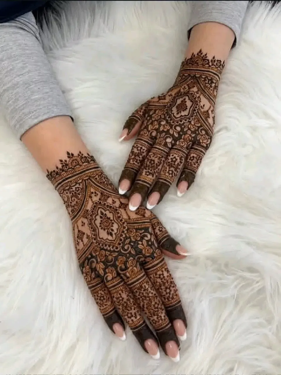 Arabic Bridal Back Hand Mehndi Design (15)