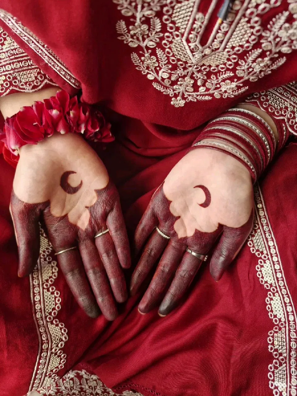 Aesthetic Simple Finger Mehndi Design with Flowers and Hearts