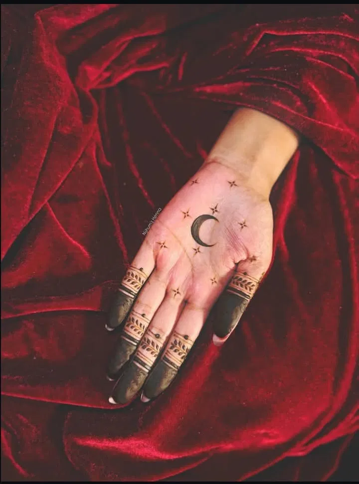 Aesthetic Arabic Finger Mehndi Design with Jaal and Moon