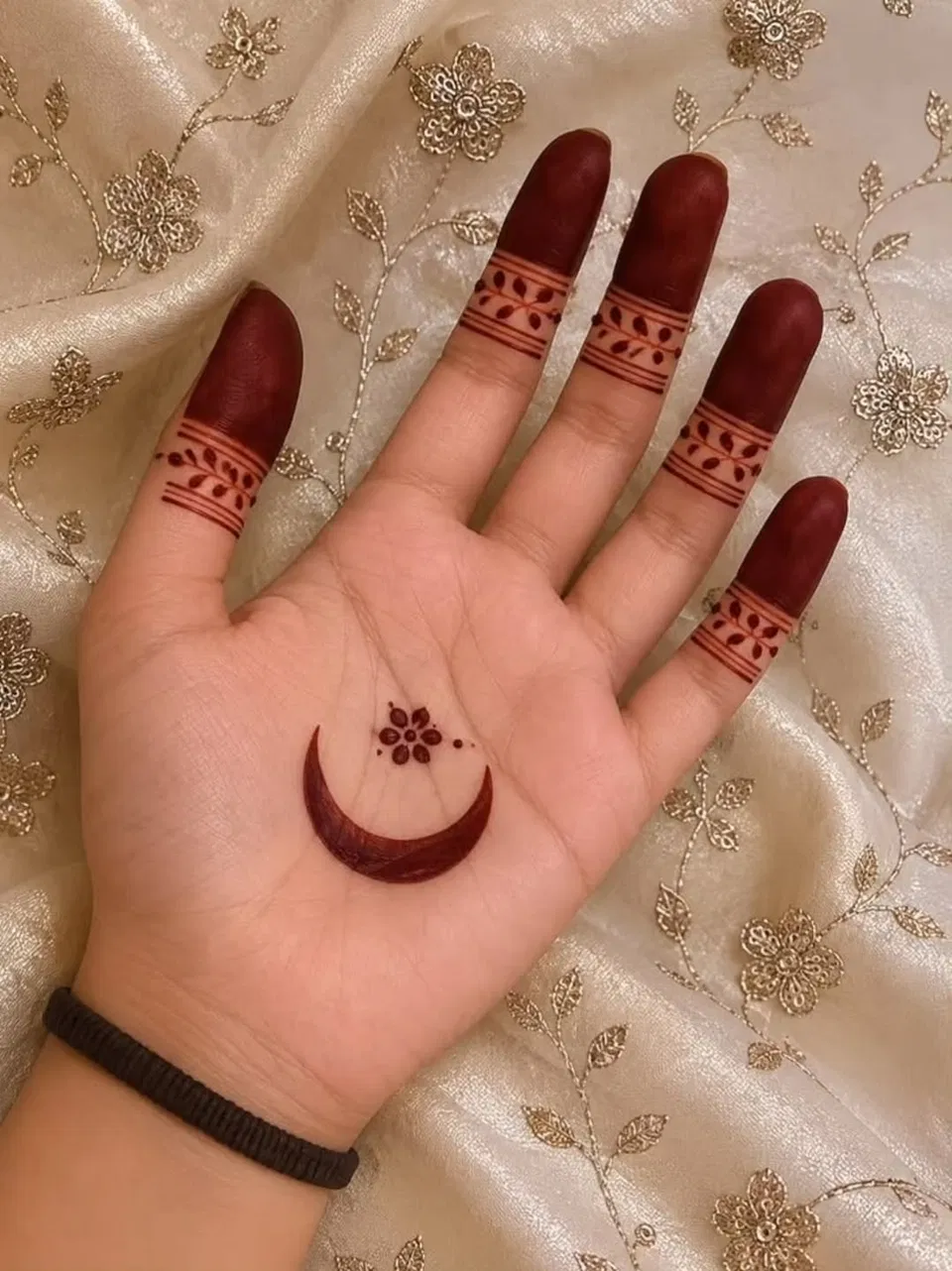 Aesthetic Simple Finger Mehndi Design with Moon