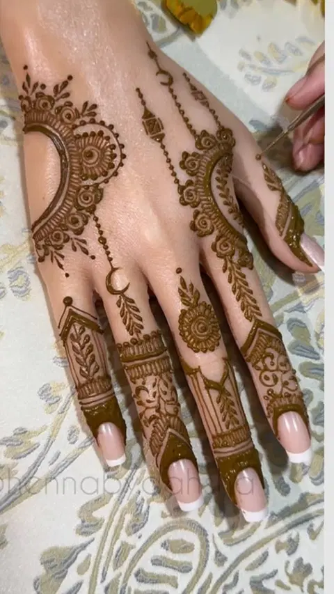 aesthetic arabic jaal back hand mehndi design
