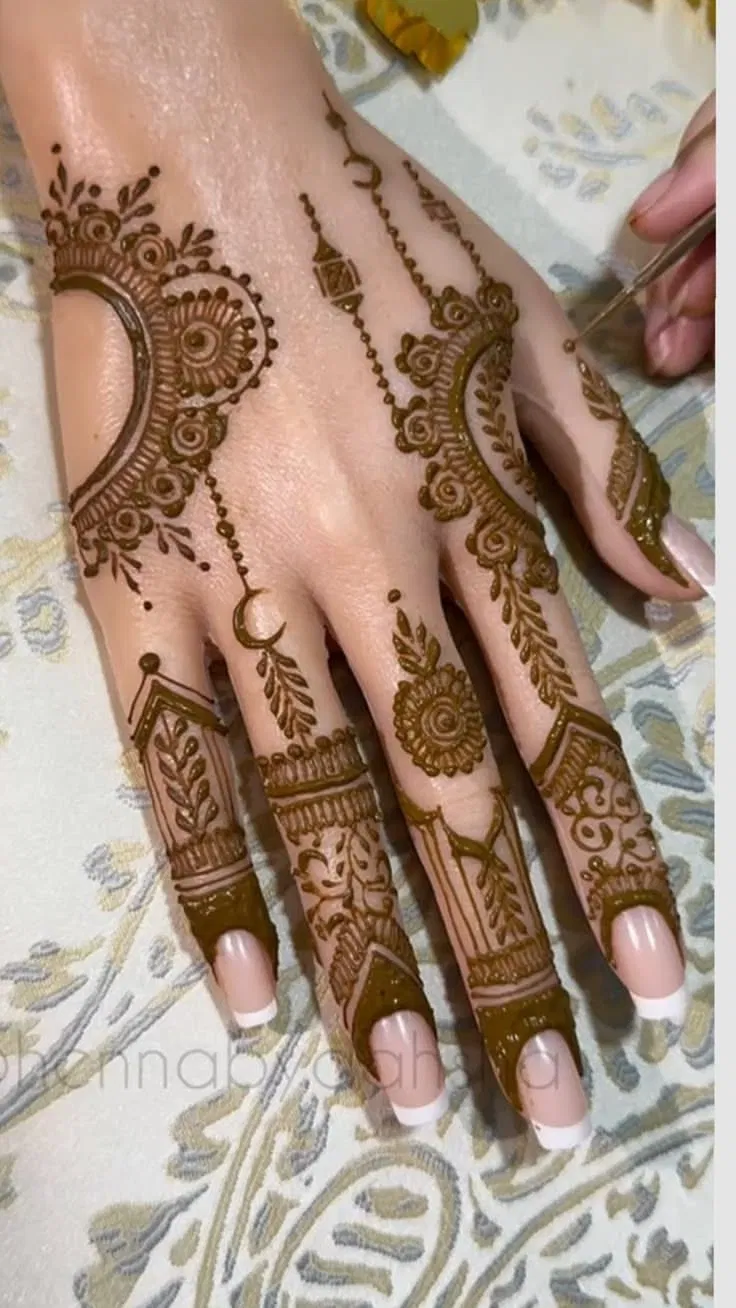 Aesthetic Arabic Back Hand Mehndi Design with Jaal and Moon for Eid