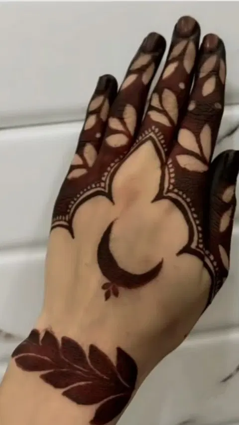 aesthetic simple heart back hand mehndi design