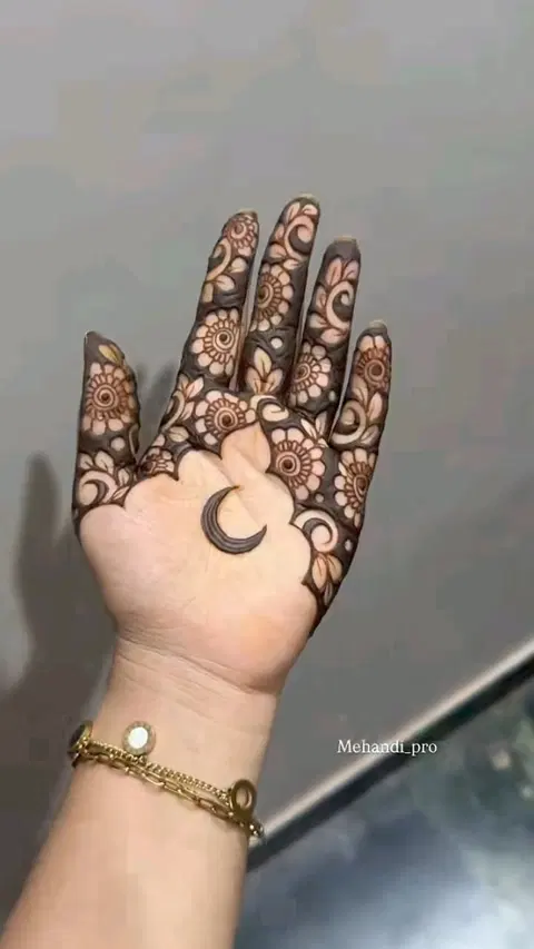 aesthetic pakistani moon front hand mehndi design