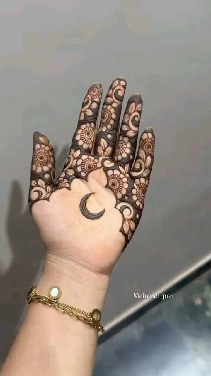 Aesthetic Pakistani Front Hand Mehndi Design with Moon for Eid