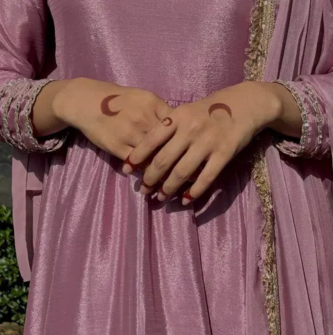 aesthetic minimal jaal back hand mehndi design