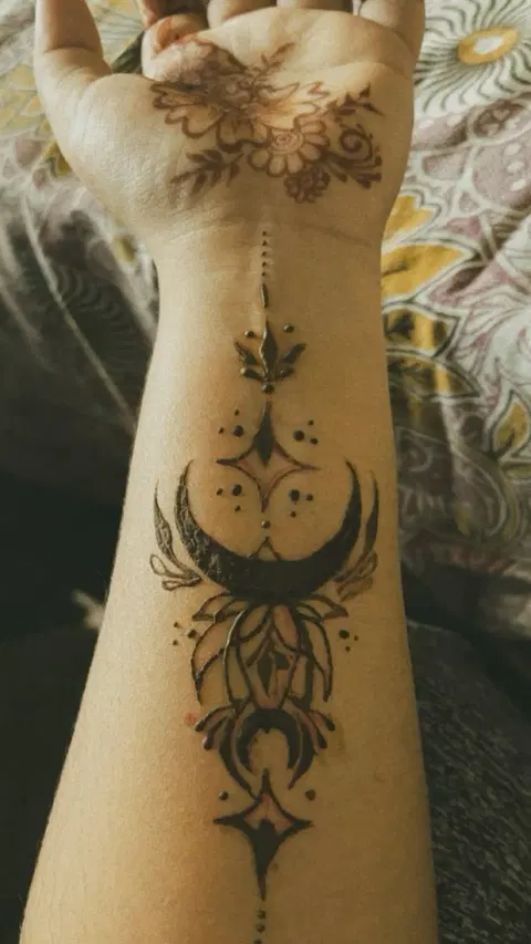 aesthetic arabic jaal arm mehndi design