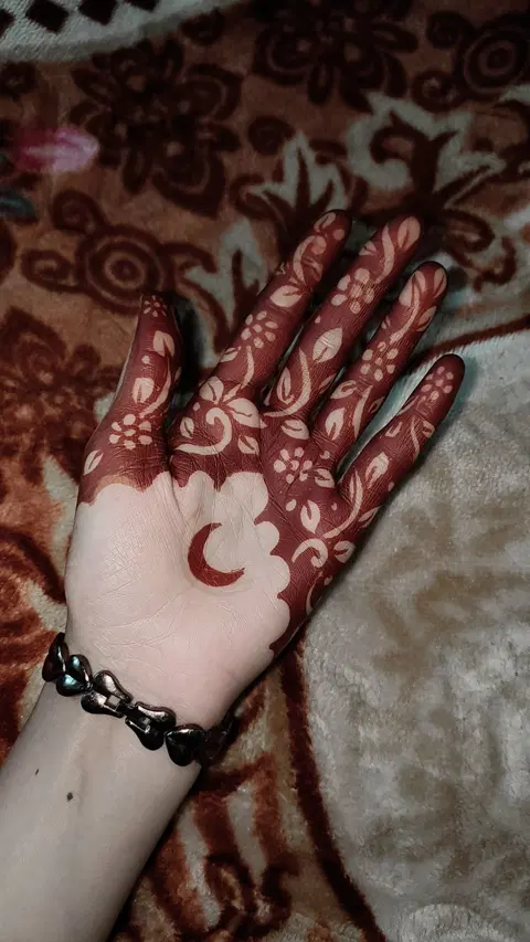 aesthetic arabic circle finger mehndi design