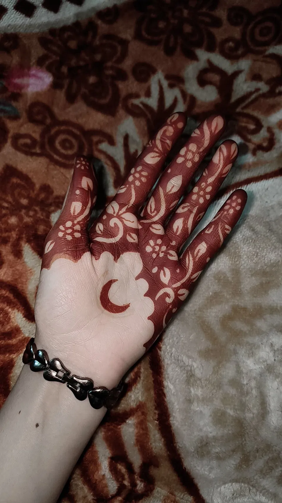 Aesthetic Arabic Finger Mehndi Design with Gol Tikki and Moon