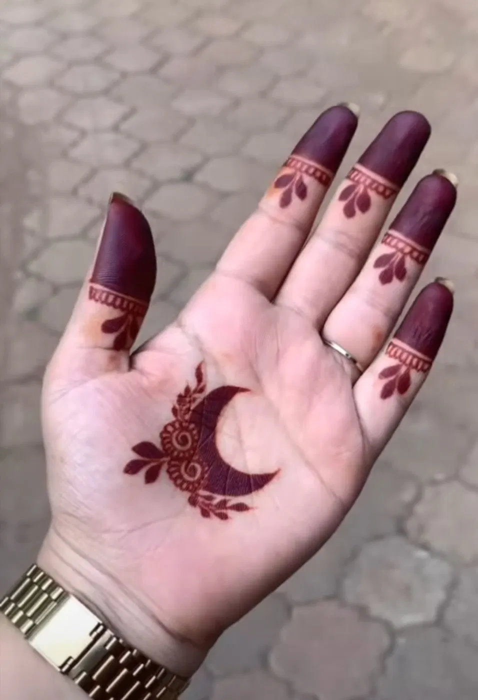 Aesthetic Minimal Front Hand Mehndi Design with Jaal and Moon for Eid