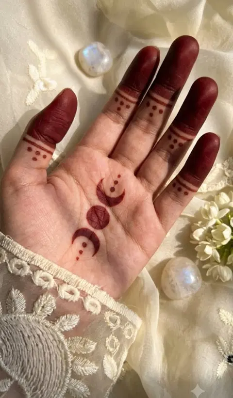aesthetic minimal circle front hand mehndi design
