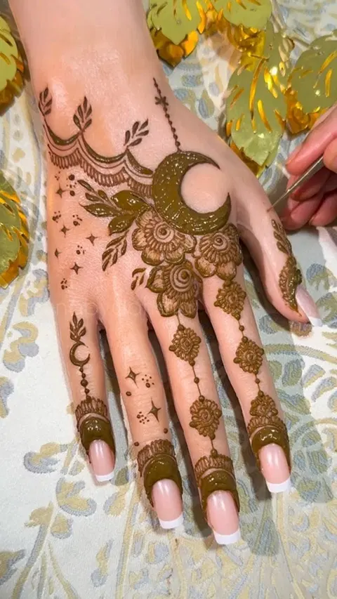 aesthetic royal jaal back hand mehndi design