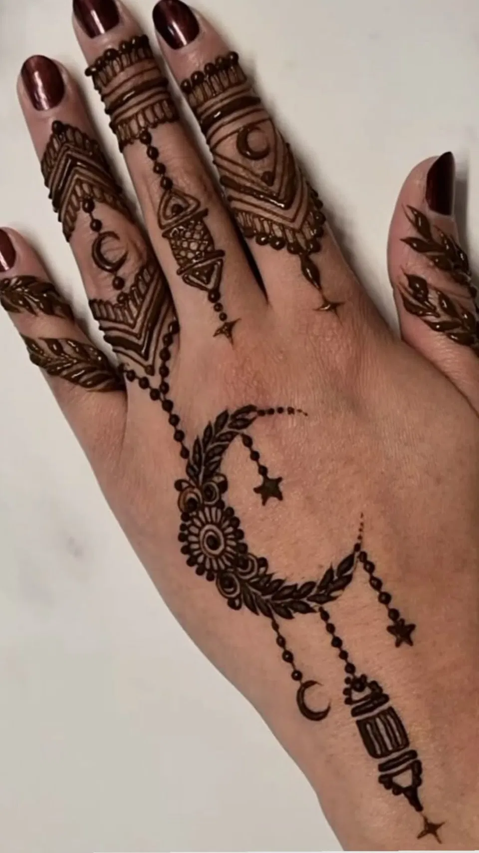 Aesthetic Arabic Back Hand Mehndi Design with Jaal and Moon for Eid (2)