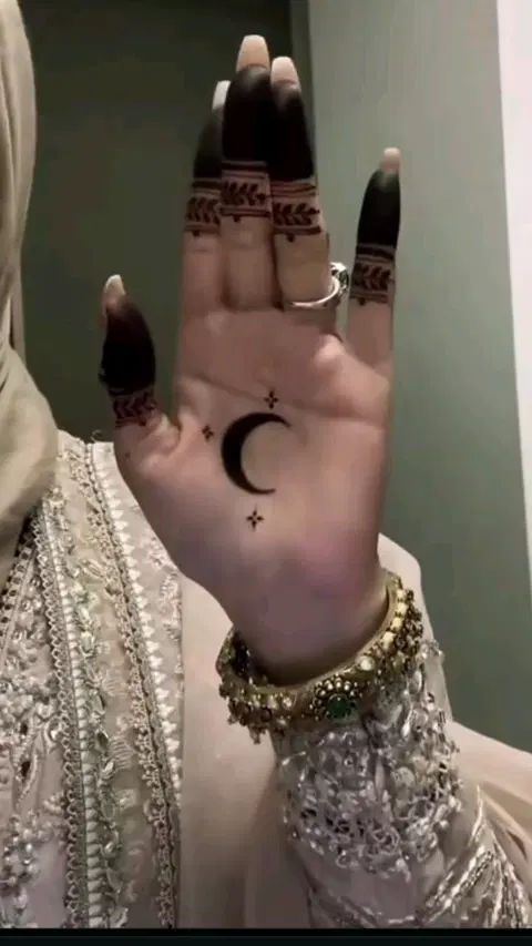 aesthetic indian jaal finger mehndi design