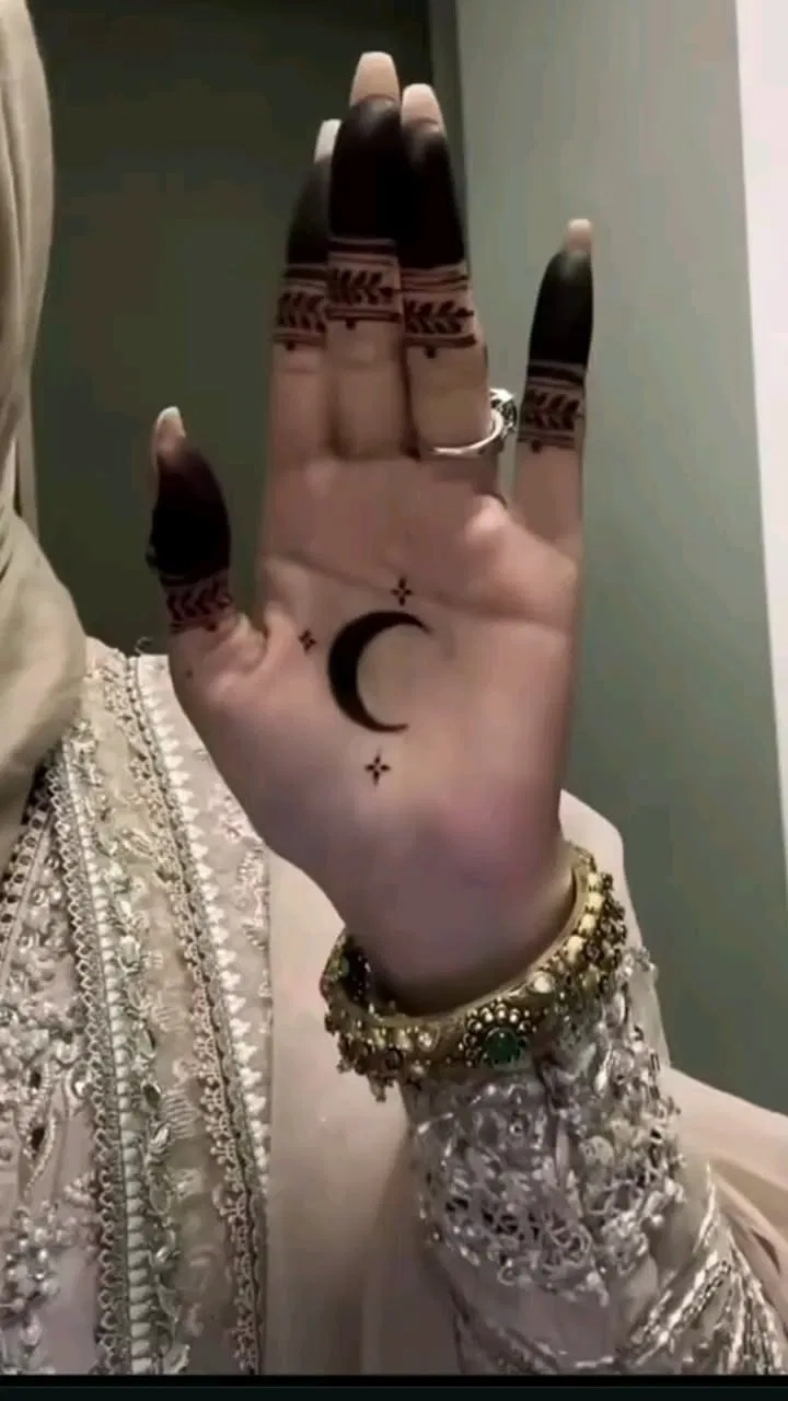 Aesthetic Indian Finger Mehndi Design with Jaal and Moon