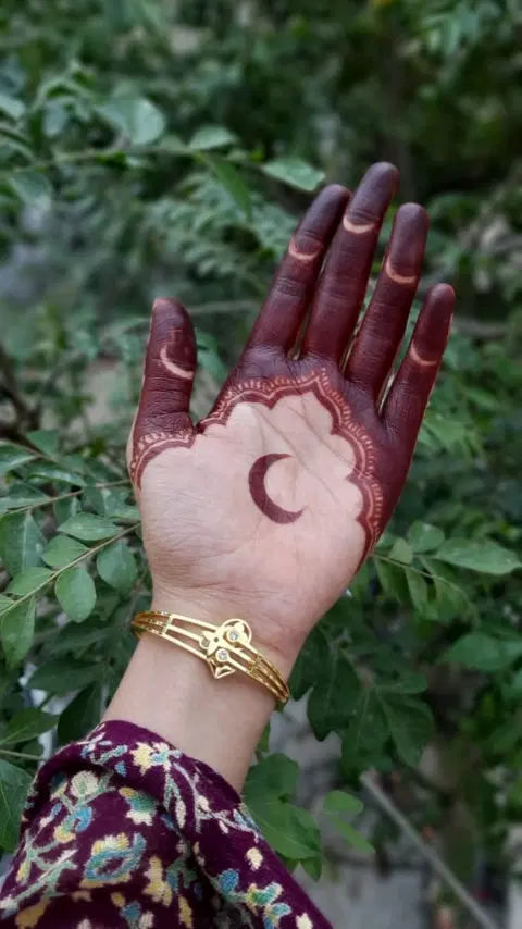 aesthetic simple circle front hand mehndi design